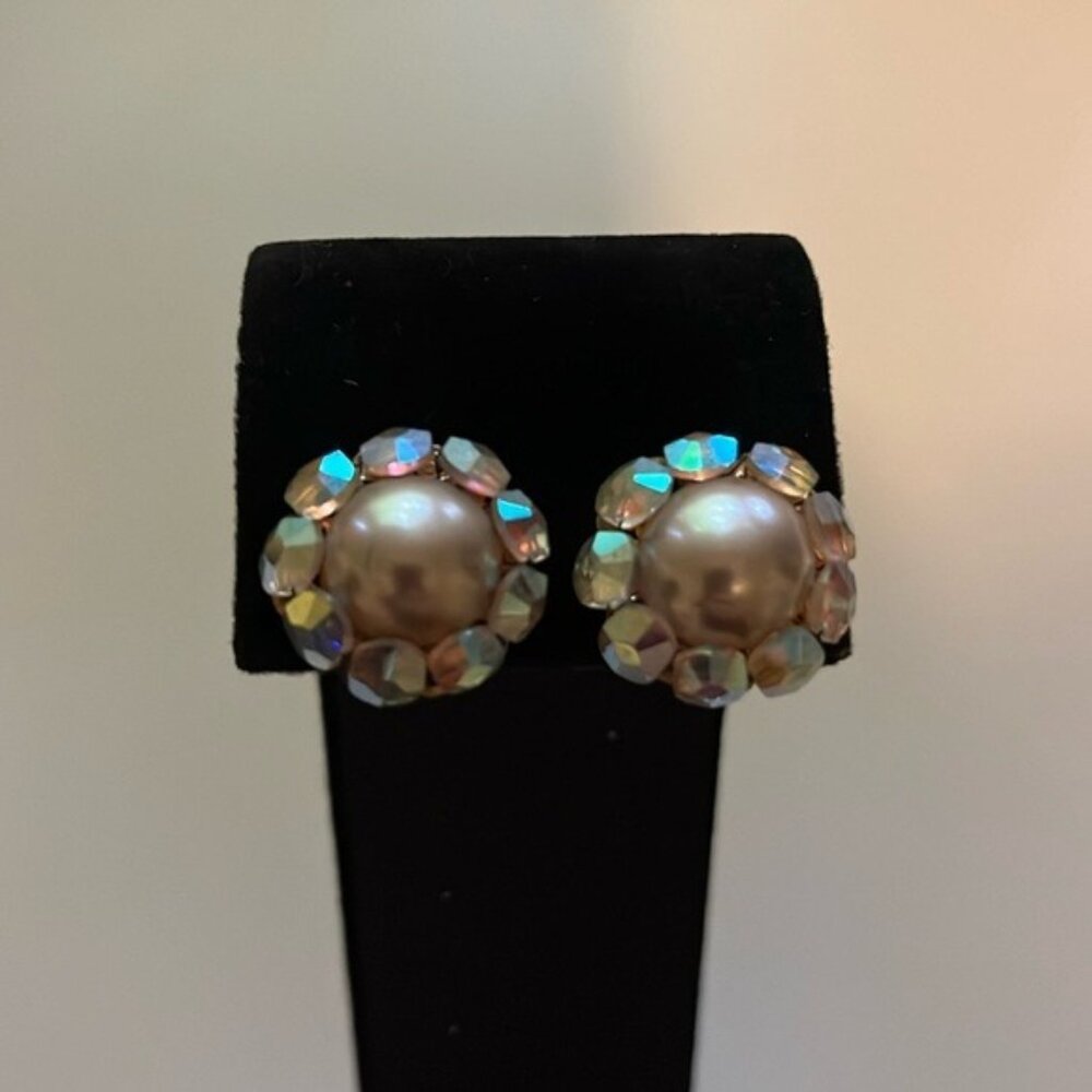 ✨💛 Vintage Gold-Tone Clip-On Earrings w/ Faux Pearl Center